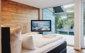 3 bedrooms, iron/ironing board, travel cot, free WiFi