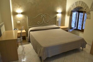 Desk, free WiFi, bed sheets - Camere Santa Chiara (Assisi)