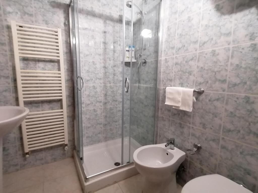 Habitación triple clásica, vistas a la ciudad | Baño | Ducha, secador de pelo, toallas y jabón