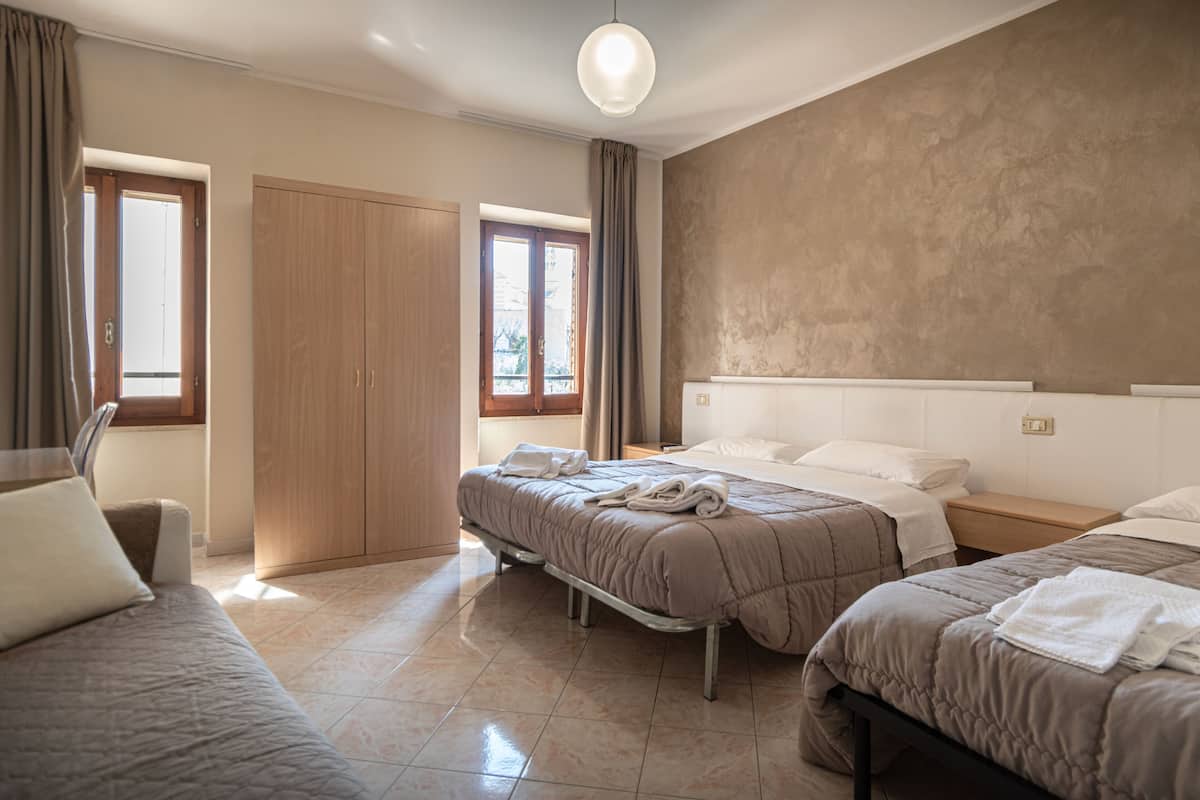 Basic Triple Room | Desk, WiFi (free), bed sheets