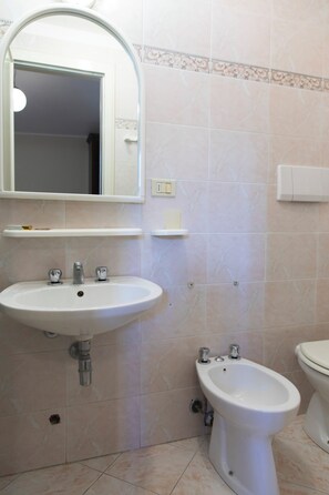 Perushuone | Kylpyhuone | Suihku, hiustenkuivaaja, pyyhkeet, saippua