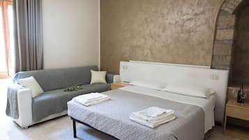 クラシック ダブルルーム コートヤードビュー | デスク、WiFi (無料)