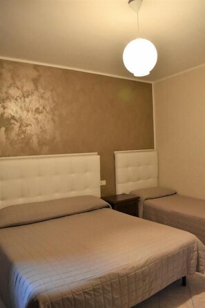 Skrivebord, wi-fi (inkludert) og sengetøy