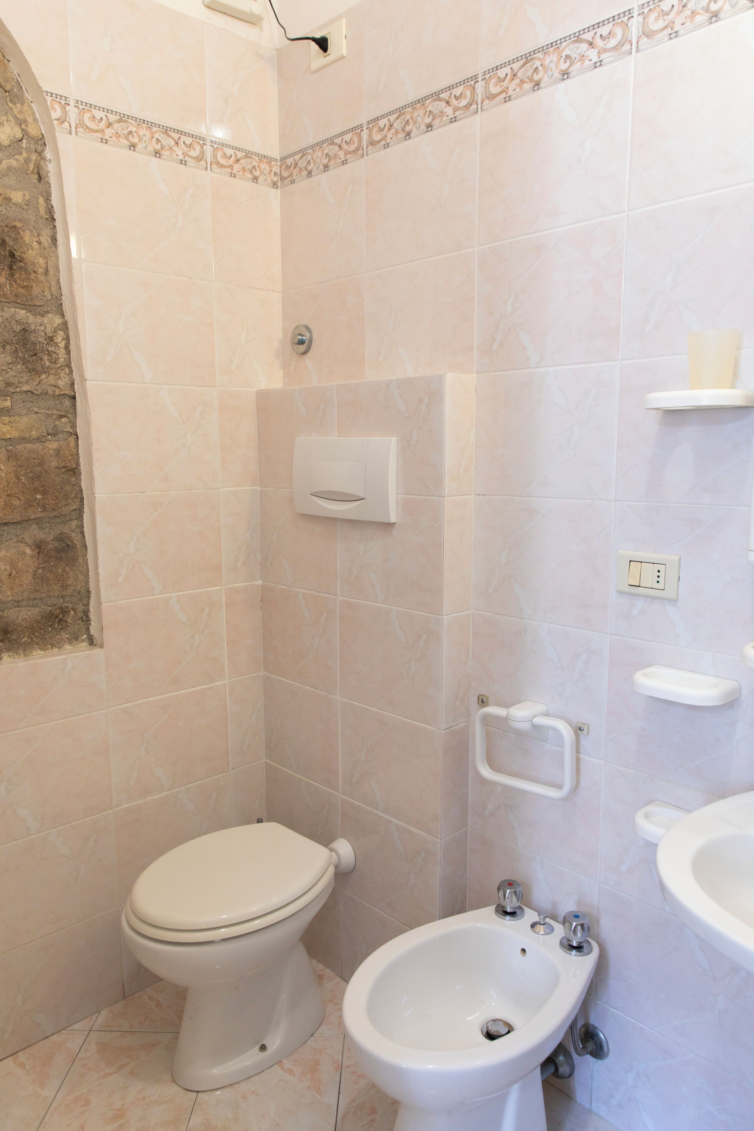 Ducha, secador de pelo, toallas, jabón