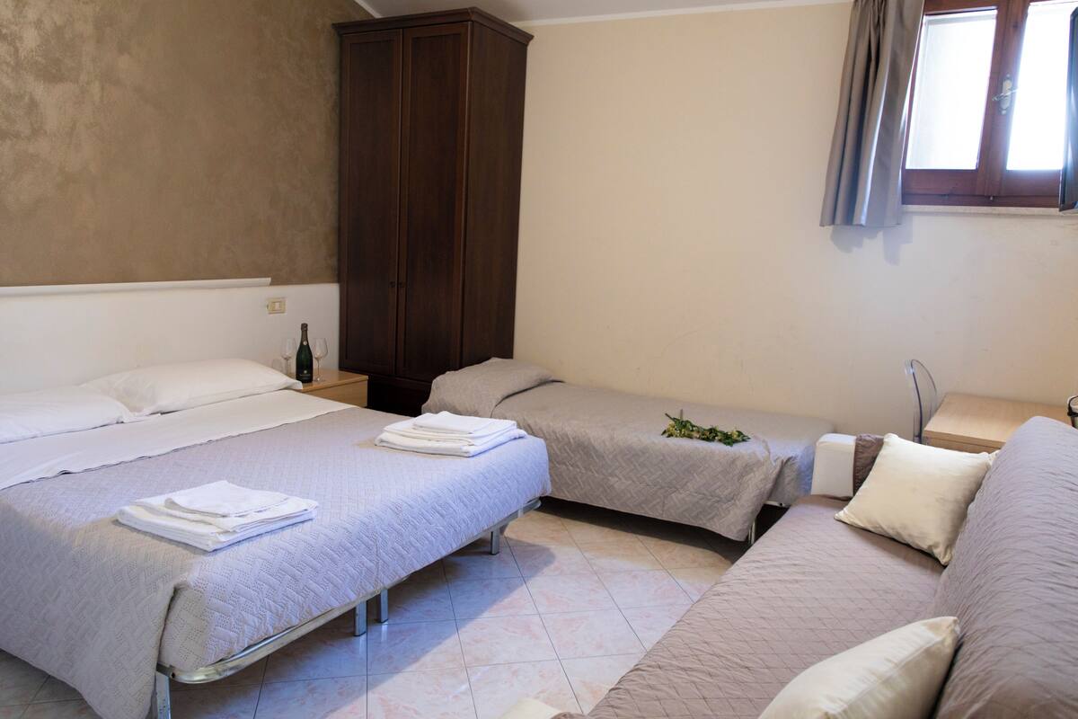 Classic Double Room, Courtyard View | Desk, free WiFi