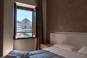 Basic-Dreibettzimmer | Schreibtisch, kostenloses WLAN, Bettwäsche