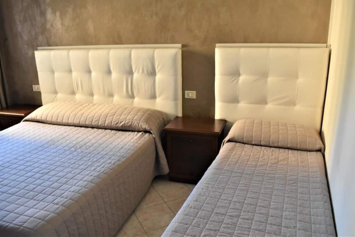 Escritorio, wifi gratis y ropa de cama