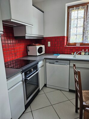 Micro-ondes, four, plaque de cuisson, lave-vaisselle