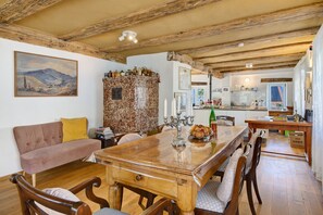 Un comedor con una mesa de madera, sillas y un centro decorativo.