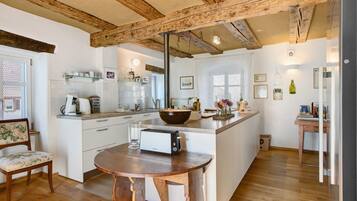 KylskÄp, mikrovÄgsugn, ugn och spishÀll