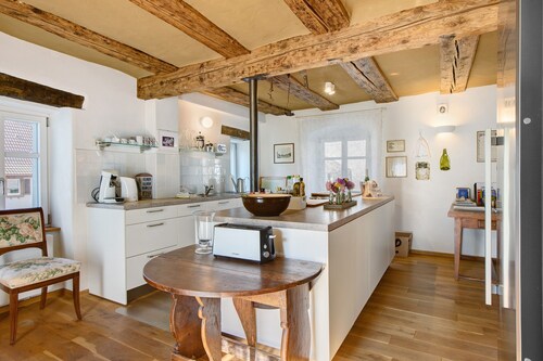 Ferienhaus 'Zur Alten Dame' mit Bergblick, privatem Garten und WLAN
