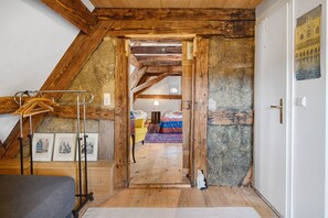 4 habitaciones, tabla de planchar con plancha, wifi y ropa de cama