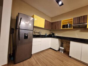Réfrigérateur, micro-ondes, plaque de cuisson, cafetière/bouilloire