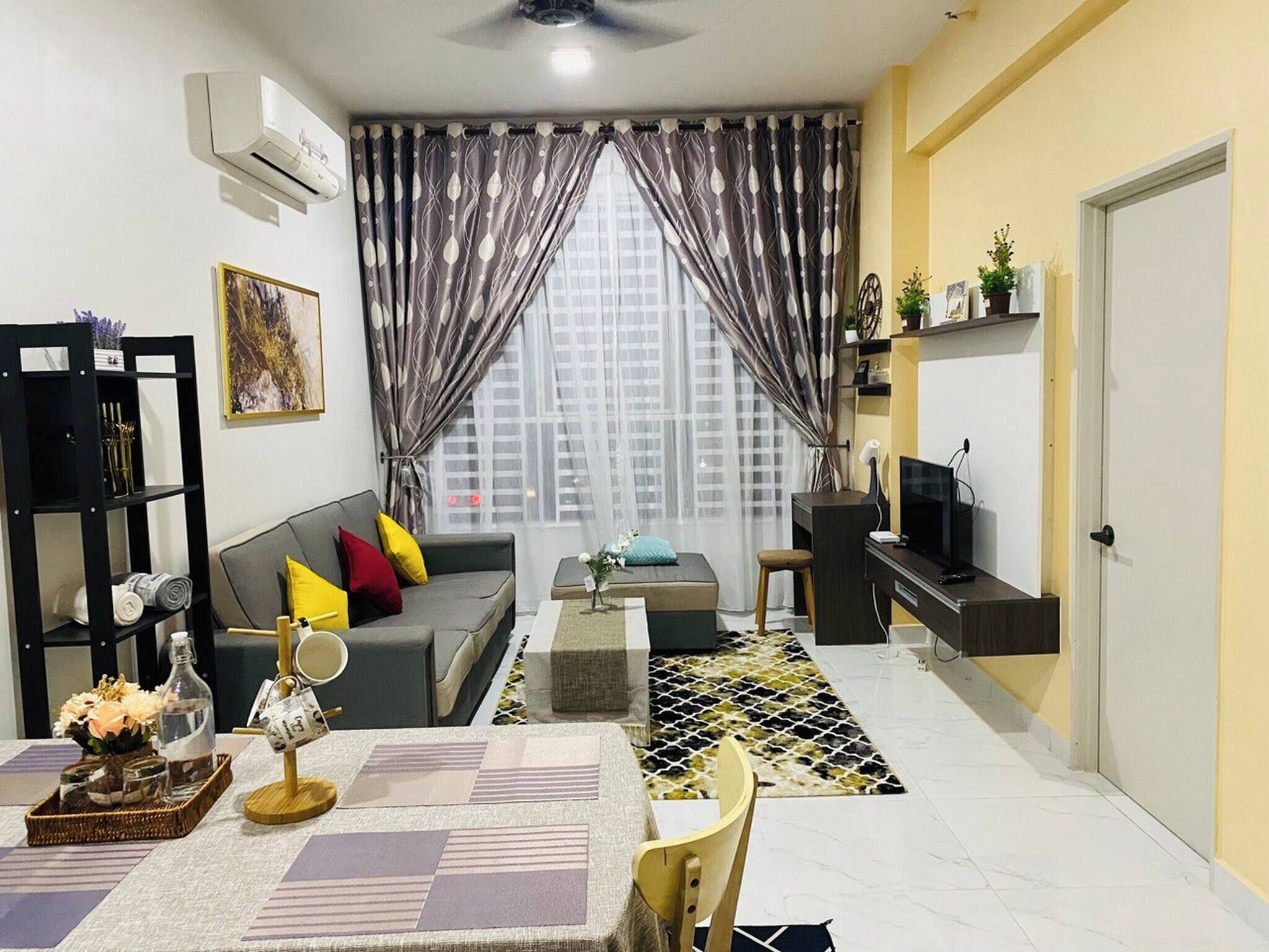 公寓式客房, 2 间卧室, 阳台, 城市景观 | 客厅 | 书