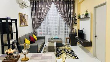 公寓式客房, 2 间卧室, 阳台, 城市景观 | 客厅 | 书