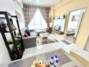 Appartement, 2 slaapkamers, balkon, uitzicht op stad | Woonkamer | Boeken
