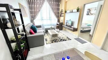 Condo, 2 Bedrooms, Balcony, City View | Living room | Books