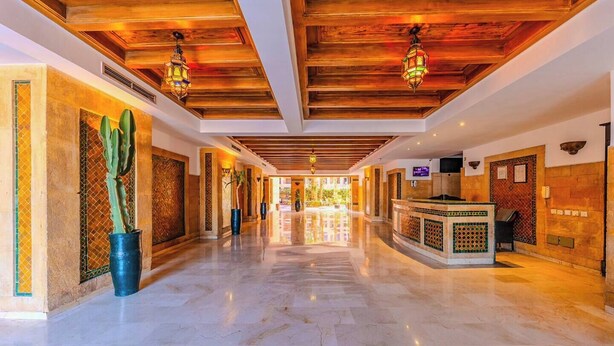 A hotel lobby with a marble floor, wooden ceiling, and a reception desk. - Top localisation, neuf, Piscine et une vue balcon (Marrakesh)