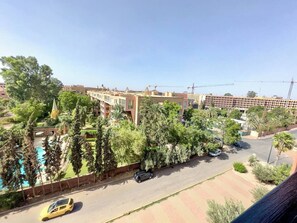 A hotel with multiple floors, a swimming pool, and a parking area. - Top localisation, neuf, Piscine et une vue balcon (Marrakesh)