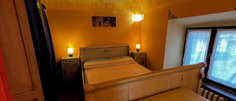 1 habitación, tabla de planchar con plancha, wifi y ropa de cama