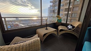 Apartemen Comfort, balkon, pemandangan laut | Balkon