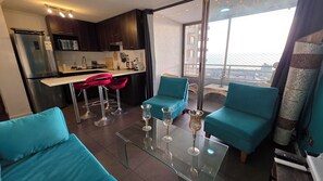 Apartemen Comfort, balkon, pemandangan laut | Ruang makan