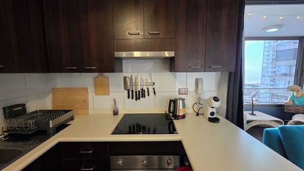 Apartemen Comfort, balkon, pemandangan laut | Dapur pribadi