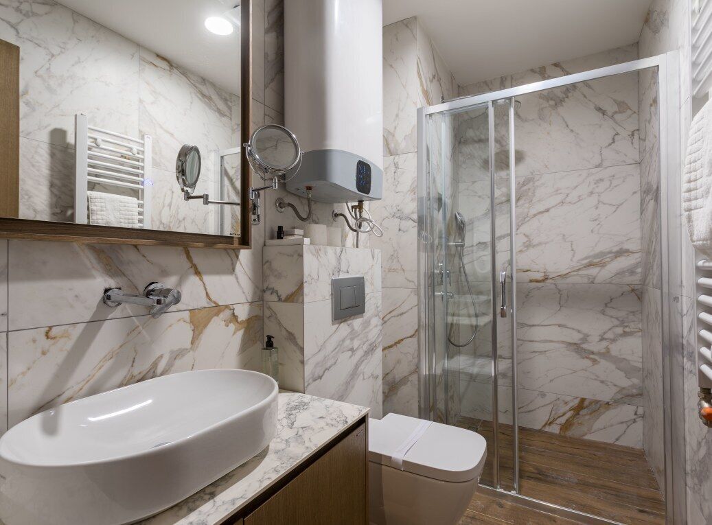 Secadora de cabello, toallas, papel de baño 