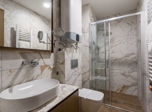 Secadora de cabello, toallas, papel de baño 