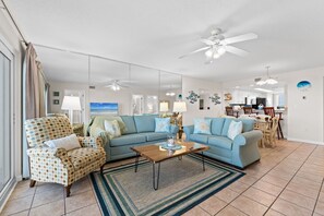 Smart TV - Family-friendly, Direct Beach Access, Beach Chairs & Umbrella Included, Pool (Fort Walton Beach)