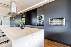 Fridge, microwave, cookware/dishes/utensils - GO Carlos Gomes by My Way (Porto Alegre)