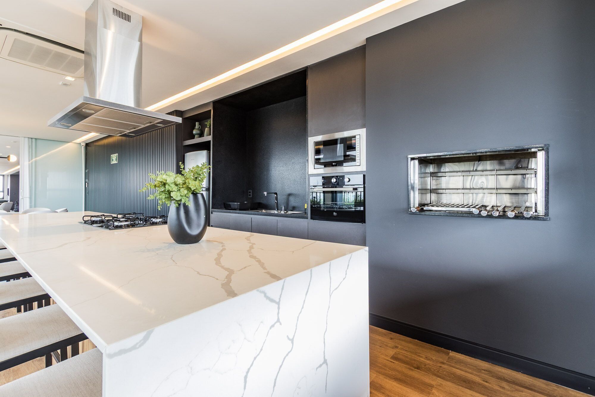 Refrigerador, microondas, utensilios de cocina