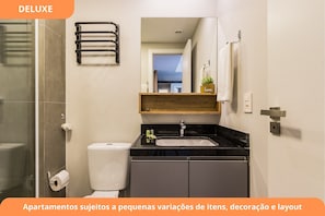 Apartment | Bathroom | Shower, towels, soap, shampoo - GO Carlos Gomes by My Way (Porto Alegre)