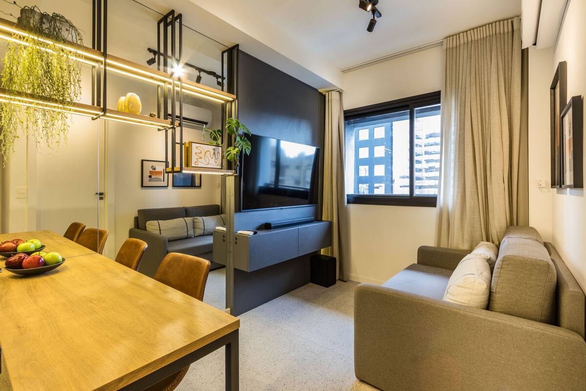 Apartament de luxe | Sala d'estar | Televisor intel·ligent de 43 polzades amb canals per satèl·lit