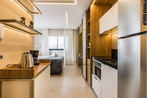 Estudio superior | Cocina privada | Frigorífico, microondas y utensilios de cocina