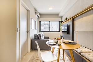 Apartamento de lujo | Zona de estar | Smart TV de 43 pulgadas con canales por satélite