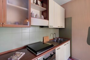 Frigorifero, forno, piano cottura, bollitore elettrico