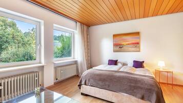 1 bedroom, bed sheets