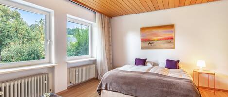 1 bedroom, bed sheets