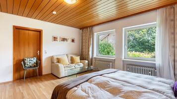 1 bedroom, bed sheets