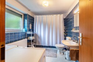 Shower, hair dryer - Holiday Apartment 'Im Haus Vita' with Shared Terrace and Shared Garden (Dachsberg)