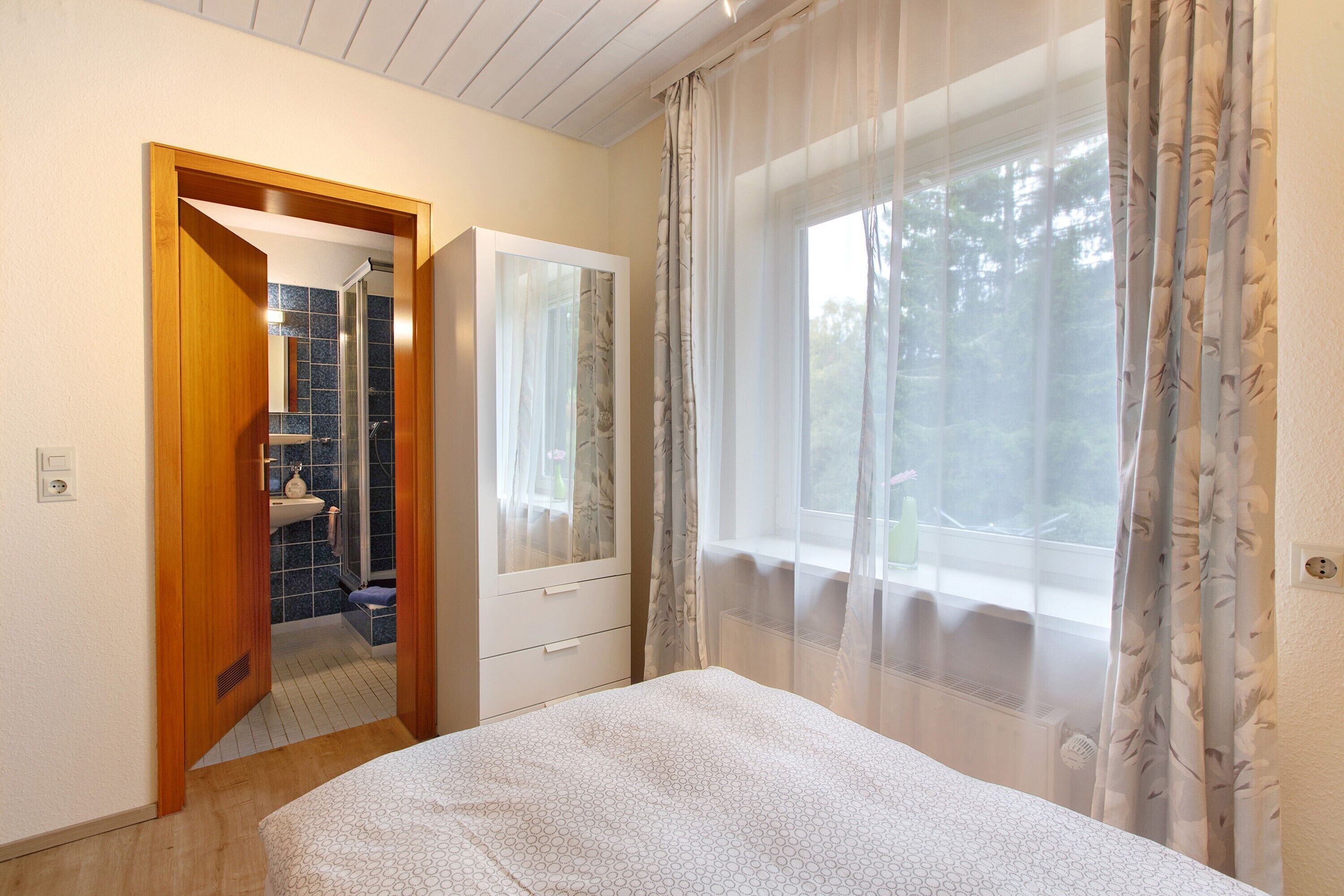 1 bedroom, bed sheets