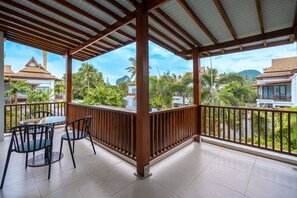 Vila, 3 quartos, sacada, vista para a piscina | Vista para o pátio
