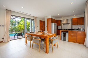 Villa - 3 soveværelser - balkon - udsigt til pool | Spisning på værelset
