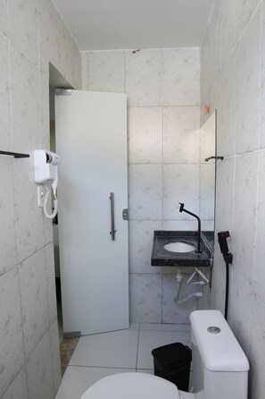 Comfort Quadruple Room | Bathroom | Shower, hair dryer, towels, soap - Bendita Parada (Sobral)