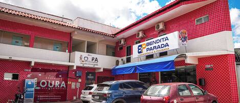 Vista frontal de la propiedad