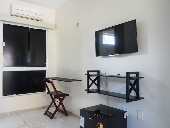Habitación Confort con 2 camas individuales | Espacio para trabajar con laptop y wifi gratis