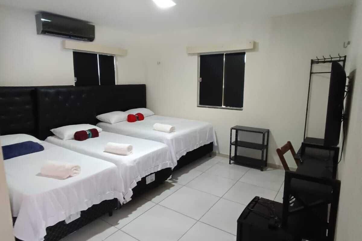 Habitación cuádruple Confort | Espacio para trabajar con laptop y wifi gratis