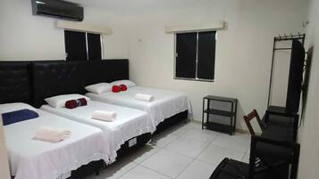 Comfort-Vierbettzimmer | Laptopgeeigneter Arbeitsplatz, kostenloses WLAN