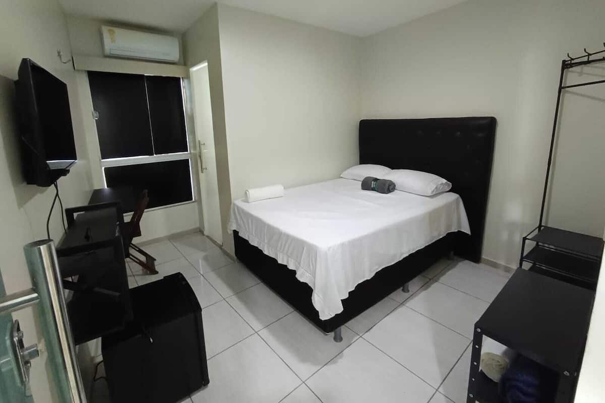 Habitación Confort con 2 camas individuales | Espacio para trabajar con laptop y wifi gratis